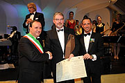 Urkunde für die italienischen Karnevalsfreunde aus  dem toskanischen Viareggio (©Foto: Ingrid Grossmann)